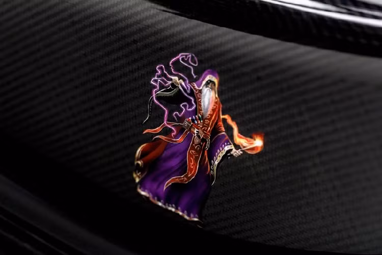 Không phải là một màu đen đơn thuần, Sorcerer Black nổi bật với những ánh sáng lấp lánh bảy sắc cầu vồng khi đặt xe dưới ánh nắng hay có đèn rọi vào các tấm thân xe.