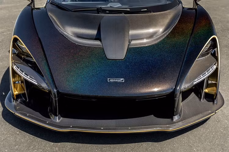 Để làm tròn vẻ ngoài đặc sắc của McLaren Senna Merlin, hãng xe Anh Quốc đã trang bị cho chiếc hypercar bộ mâm hợp kim màu đen kích thước 19x8 ở phía trước và 20x10 ở phía sau, đi kèm lốp Pirelli P Zero Trofeo R 245/35 và 315/30 tương ứng, cùng các kẹp phanh màu vàng nổi bật.