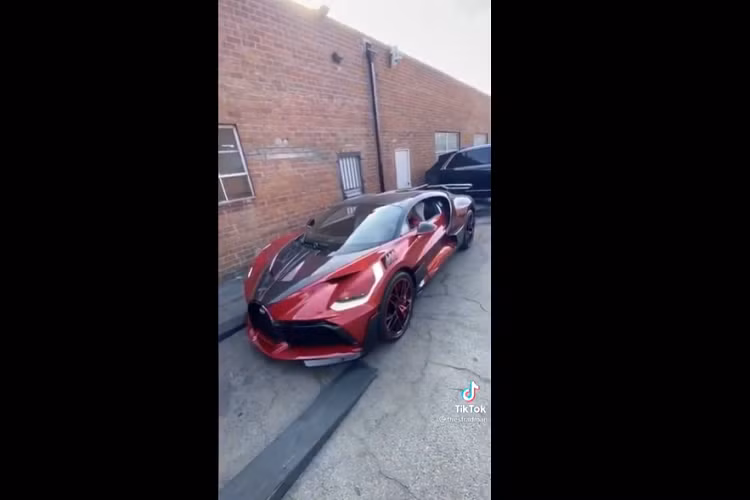 Đi sâu hơn vào tìm hiểu, "bộ cánh" của siêu phẩm Bugatti Divo này mang 3 màu sắc gồm đỏ bóng, carbon đỏ và màu carbon. Sự pha trộn đầy khéo léo của các nghệ nhân Pháp đã mang tới cho chiếc Bugatti Divo một hiệu ứng về thị giác và thẩm mỹ không thể bỏ qua.