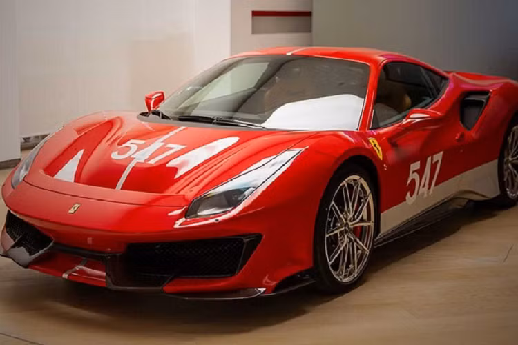 Lớp sơn ngoại thất màu đỏ vốn là cách phối màu đặc trưng của Ferrari, và chiếc Ferrari 488 Pista của Tailor Made sở hữu dàn áo đỏ thẫm bao phủ lấy toàn bộ thân xe. Ở phía trước, một sọc trắng chạy dọc từ trung tâm mui xe kéo dài tới nóc xe. Con số 547 màu trắng cũng xuất hiện ở chính giữa mui xe.