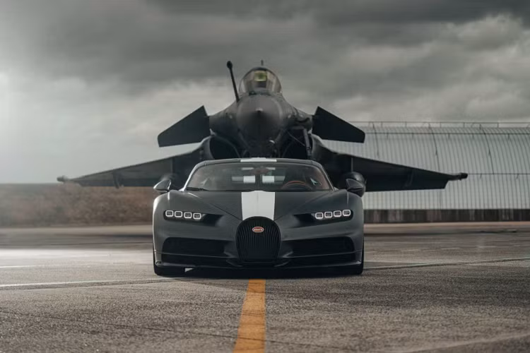 Phiên bản Chiron đặc biệt cũng là sự tôn kính đối với một số tay đua Bugatti đời đầu đã bay cho Không quân Pháp vào đầu những năm 1900. Một trong 20 chiếc hypercar Chiron Pur Sport Les Légendes du Ciel đã đến căn cứ hải quân ở Landivisiau, Tây Bắc nước Pháp cùng với tay lái thử chính thức của Bugatti, Pierre-Henri Raphanel.