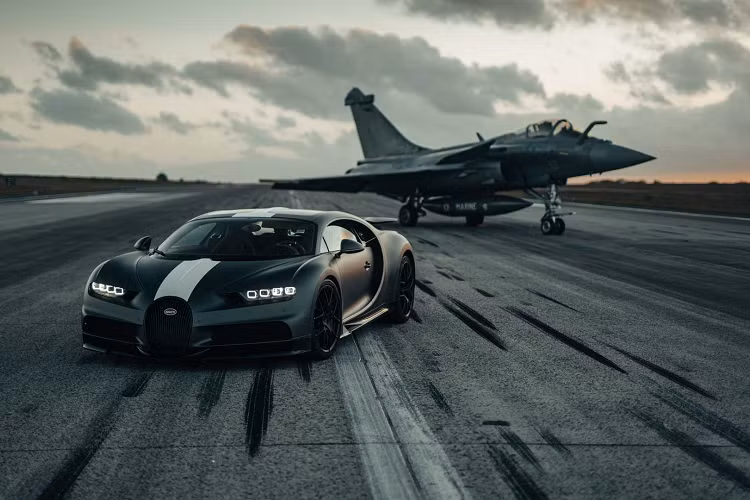 Đối thủ của Bugatti Chiron là mẫu tiêm kích của Pháp Dassault Rafale - một mẫu máy bay chiến đấu đa nhiệm có công suất lên đến 5.727 mã lực. 