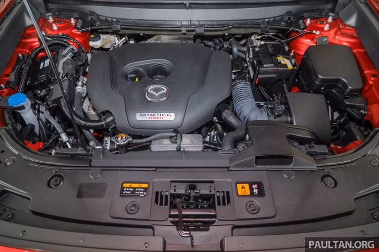 Màn hình cảm ứng giải trí 9 inch sử dụng nền tảng Mazda Connect tiêu chuẩn, tương thích Apple CarPlay không dây kết hợp với Android Auto có dây, có thêm điều hướng. Màn hình lái 4,6 inch. Sạc điện thoại không dây cũng có sẵn trên xe. Hệ thống âm thanh Bose 12 loa.