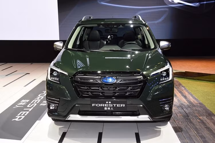 Là phiên bản nâng cấp giữa vòng đời, mẫu xe SUV Subaru Forester 2022 được thay đổi nhẹ ở thiết kế đầu xe. Tại đây, chúng ta có thể bắt gặp lưới tản nhiệt hình lục giác với những chi tiết mạ crôm màu tối mới. Bên cạnh đó là cụm đèn pha sắc sảo hơn và tạo hiệu ứng không gian 3 chiều rõ nét hơn. Bên trong cụm đèn pha vẫn còn dải đèn LED định vị ban ngày hình chữ "C" như trước.