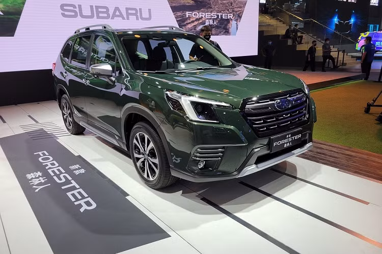 Vào hồi tháng 9 năm nay, hãng Subaru đã chính thức vén màn phiên bản mới của dòng xe Forester tại thị trường Mỹ. Đến nay, khi tham gia triển lãm Ô tô Quảng Châu 2021, hãng Subaru đã mang mẫu SUV cỡ C này đến trưng bày. Nhờ đó, chúng ta có thể ngắm thiết kế "bằng xương, bằng thịt" của Subaru Forester 2022 mới sẽ về Việt Nam trong tương lai.