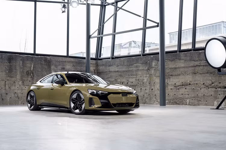 Sau một thời gian hé lộ thông tin, Audi vừa chính thức vén màn chiếc e-tron GT - mẫu sedan chạy điện đầu tiên của hãng. Audi e-tron GT 2021 mới được xem là mẫu xe có thiết kế ấn tượng nhất của Audi trong vài năm gần đây.