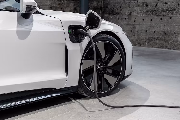 Cả 2 phiên bản của e-tron GT đều sử dụng 2 động cơ điện và hộp số 2 cấp. Chiếc sedan điện đi kèm gói pin 86 kWh và bộ sạc 270 kW có hỗ trợ chế độ sạc nhanh. e-tron GT có thể di chuyển quãng đường khoảng 488 km với một lần sạc đầy.