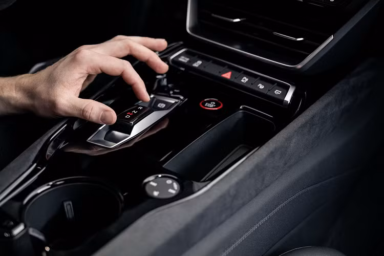 Audi e-tron GT quattro có sức mạnh 476 mã lực, mô-men xoắn 630 Nm trong khi bản RS mạnh 589 mã lực, 830 Nm. Các phiên bản tại châu Âu cũng có hiệu suất tương tự. Giống với Porsche Taycan, 2 động cơ điện của Audi e-tron GT được chia đều cho 2 trục bánh xe.