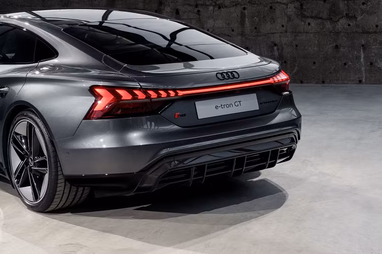 Với sức mạnh này, e-tron GT quattro có thể tăng tốc 0-100 km/h trong 3,9 giây, tốc độ tối đa 245 km/h. Trong khi đó, bản RS e-tron GT chỉ cần 3,3 giây để tăng tốc lên 100 km/h từ vị trí đứng yên và vận tốc tối đa 255 km/h. Khi kích hoạt chế độ overboost, RS e-tron GT có thể tăng tốc 0-100 km/h trong chỉ 2,5 giây.