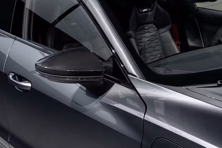 Hiện tại, với mức giá xe Audi e-tron GT tại Mỹ, xe cạnh tranh với 2 đối thủ lớn nhất là Tesla Model S và Porsche Taycan. Mẫu xe điện của Mỹ có giá từ 73.000 USD đến 133.000 USD trong khi “người anh em” Taycan có giá 80.000-188.000 USD.