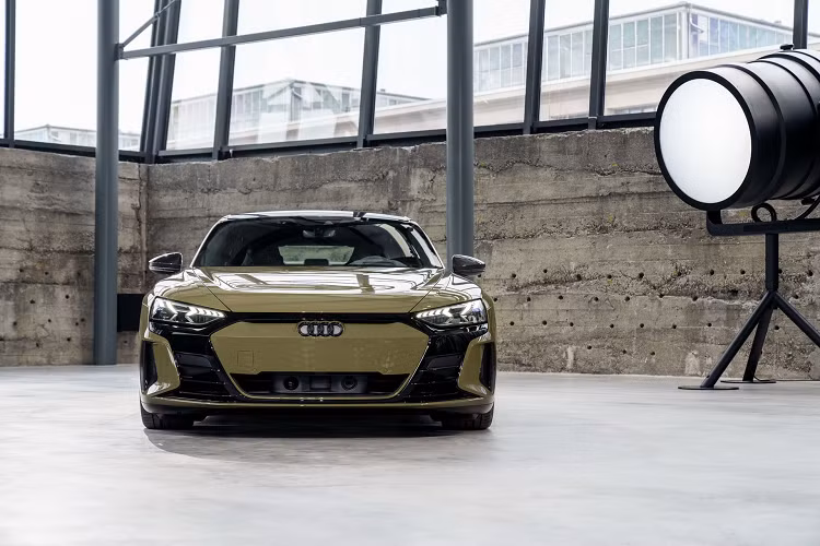 Tại Mỹ, e-tron GT có 2 phiên bản là e-tron GT quattro và bản hiệu suất cao RS e-tron GT. Trong đó, RS e-tron GT là một trong những mẫu xe sản xuất thương mại mạnh nhất của Audi.