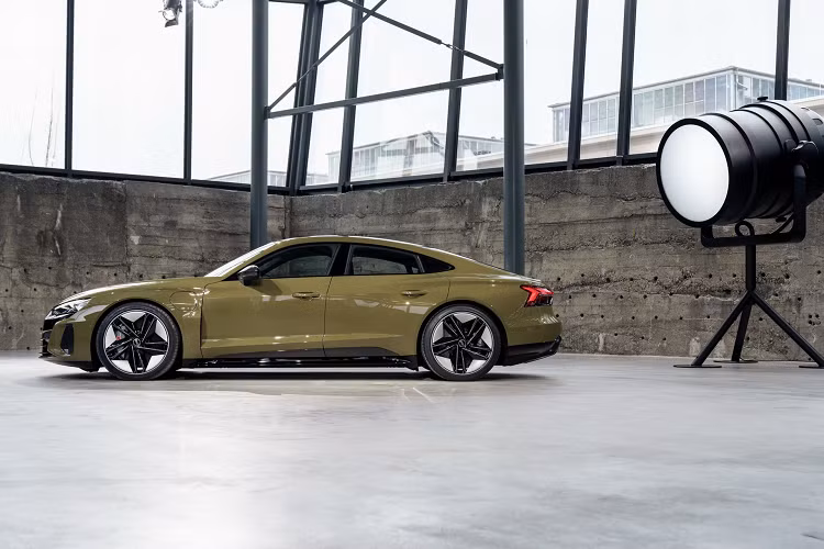 Với mẫu xe sedan điện Audi e-tron GT, Audi hướng đến mẫu xe có thể tiện dụng cho mục đích sử dụng hàng ngày nhưng vẫn đảm bảo hiệu suất mạnh mẽ khi cần. Audi e-tron GT được xây dụng trên nền tảng hiệu suất cao J1, tương tự Porsche Taycan.