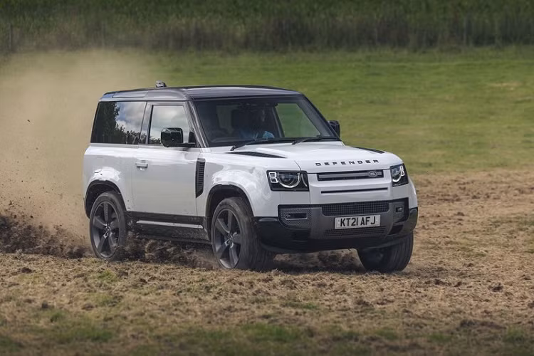 Phiên bản P400 của Land Rover Defender thế hệ mới hiện được trang bị động cơ 6 xy-lanh thẳng hàng 3.0L áp dụng cả công nghệ tăng áp và siêu nạp, sản sinh công suất tối đa 395 mã lực - con số hiệu suất được đánh giá là phù hợp với một chiếc SUV hình hộp nặng hơn 2,3 tấn.