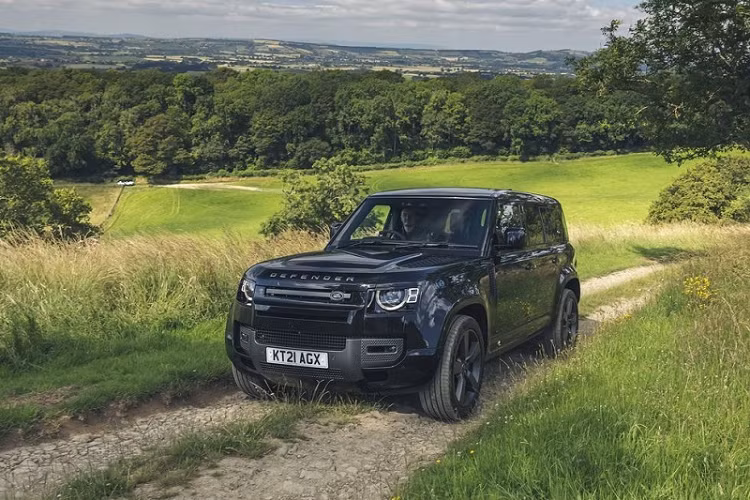 Thế nhưng ở phiên bản mới nhất, Land Rover Defender V8 2022 mới đã được nâng cấp lên với khối động cơ tăng áp V8 5.0L cho ra công suất tối đa lên đến 518 mã lực, mang đến đặc tính vận hành còn mạnh mẽ và hung hăng hơn rất nhiều. Mặc dù con số 518 mã lực có vẻ hơi thừa thãi, nhưng phiên bản mới này đang chứng minh rằng Defender thậm chí còn có thể trở nên vượt trội hơn nữa với nhiều xy-lanh hơn nằm dưới nắp capo.