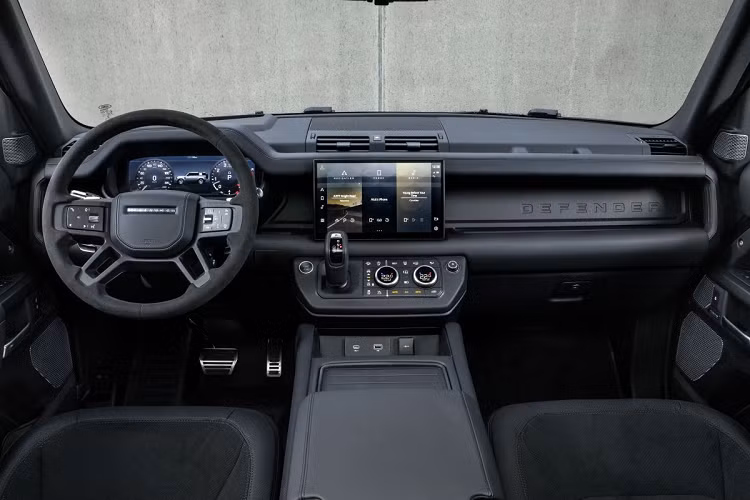 Hiệu suất cao, khả năng tăng tốc mạnh mẽ đi kèm với âm thanh uy lực của động cơ V8. Tuy nhiên, tiếng gầm rú của động cơ V8 hay âm thanh từ bộ tăng áp hầu như không lọt được vào khoang cabin của Defender. Khi di chuyển với tốc độ vừa phải, khả năng cách âm tốt giúp hạn chế đáng kể tiếng ồn của động cơ V8 lọt vào khoang cabin. Duy trì ở tốc độ ổn định trên 100 km/h, một tiếng gió nhỏ lướt qua góc trên cùng của kính chắn gió có thể làm mất đi sự yên tĩnh trong khoang nội thất.