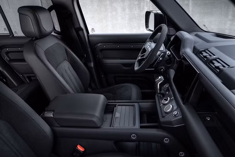 Trong thử nghiệm thực tế, Land Rover Defender V8 cho thấy các phản ứng không nhất quán ở dải vòng tua máy thấp, chỉ một tác động nhỏ trên chân ga đôi khi khiến chiếc xe vọt về phía trước một cách khó kiểm soát.