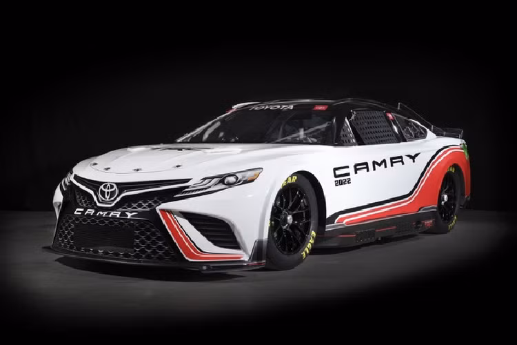 Ở phía sau, đuôi của TRD Camry Next Gen được trang bị bộ khuếch tán cỡ lớn với màu đen/đỏ/ trắng làm tăng thêm vẻ táo bạo.