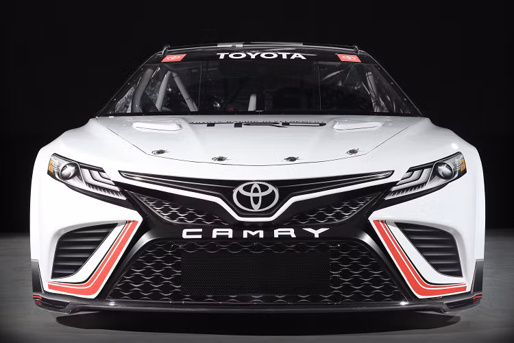 Về thiết kế, mẫu xe sedan Toyota TRD Camry Next Gen nổi bật với bộ mâm nhôm rèn kích thước 18 inch, hệ thống hốc hút gió cỡ lớn giúp gia tăng khả năng làm mát động cơ, thân xe được làm từ vật liệu composite, gầm xe cũng được tinh chỉnh cùng với nhiều chi tiết khác trên thân xe cũng thay đổi nhằm tối ưu tính khí động học.