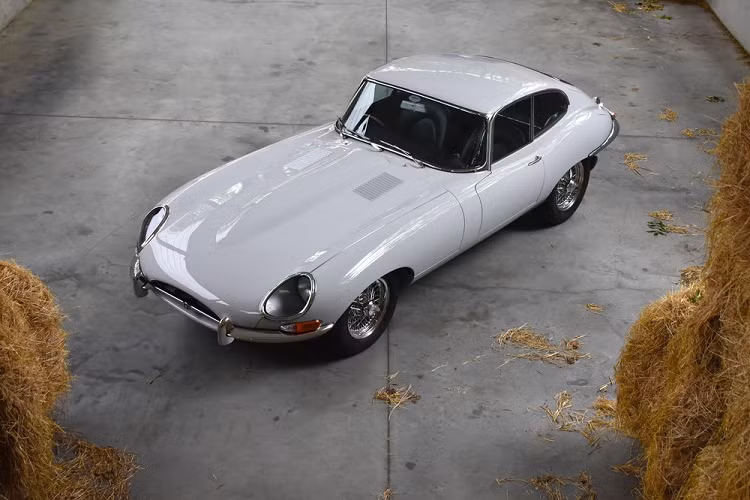 Giờ đây, E-Type UK, một trong những công ty phục chế hàng đầu của mẫu xe thể thao huyền thoại, đã dày công khôi phục một chiếc Jaguar E-Type Series 1 FHC đời 1964 tuyệt đẹp trở lại dáng vẻ vinh quang năm xưa với những nâng cấp bổ sung cho khung gầm để đáp ứng các tiêu chuẩn xe thể thao hiện đại. Khi mới ra mắt, mẫu coupe Series 1 đã được đặt hàng ở cấu hình tay lái bên trái ở Na Uy với lớp sơn ngoại thất Pearl Grey (xám ngọc trai) và nội thất da xanh đậm, một sự kết hợp màu sắc hiếm gặp vào thời điểm đó.