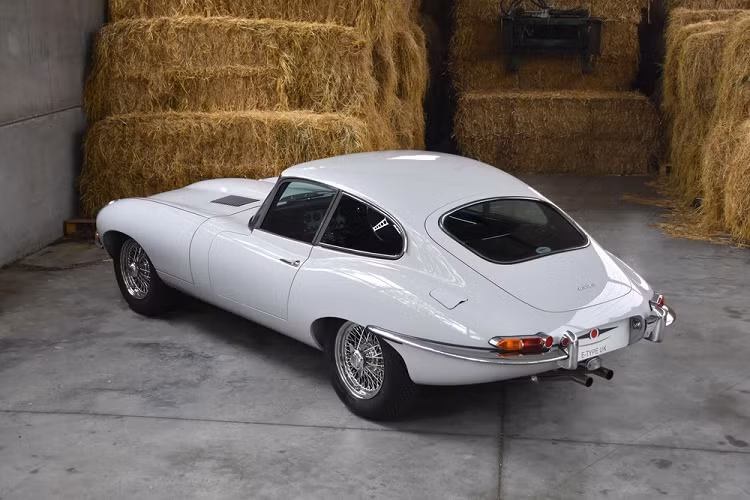 Một hộp số 5 cấp mới đã thay thế hộp số 4 cấp nguyên bản của chiếc Jaguar E-Type hàng hiếm này để "đảm bảo động cơ ít bị căng hơn và lựa chọn các bánh răng riêng lẻ chính xác hơn." Bên trong, nội thất bọc da màu xanh đậm nguyên bản của chiếc xe đã được tái tạo chuẩn xác, và phối lại với ghế và mặt táp lô giờ đây cũng mang màu xanh tương tự.