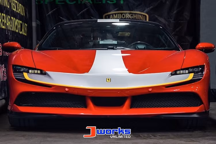 Mức giá xe Ferrari SF90 Stradale ở Philippines không được tiết lộ nhưng chắc chắn sẽ không dưới con số 22 tỷ đồng. Ở tại Việt Nam, giá xe Ferrari SF90 Stradale chính hãng bắt đầu từ con số 34,5 tỷ đồng chưa bao gồm các tuỳ chọn.
