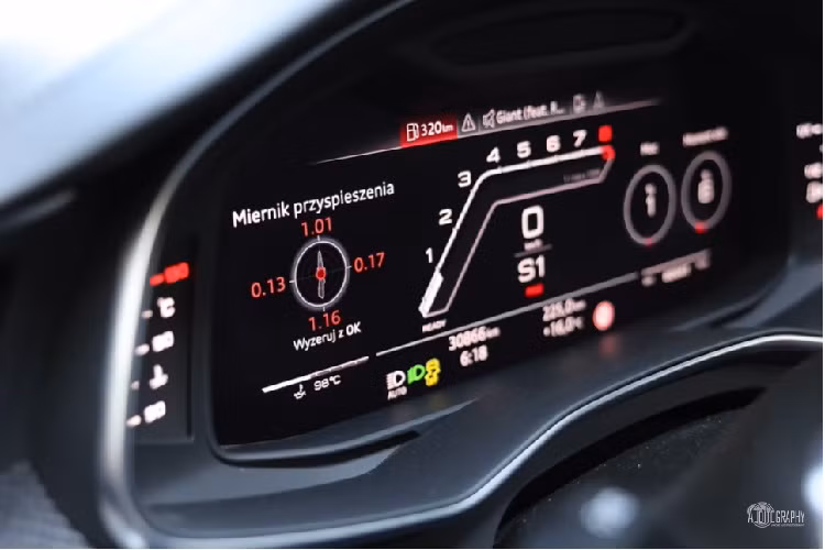 Nó có thể gia tốc từ0-100 km/h trong 2,4 giây, từ 100 – 200 km/h trong 4,6 giây, và thêm 4 giây nữa để đạt mốc 300 km/h.