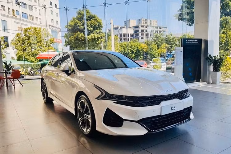 Được THACO giới thiệu lần trong một sự kiện ra mắt có quy mô lớn vào hồi tháng 10 vừa qua, Kia K5 2022 mới đã có mặt tại đại lý với 3 phiên bản gồm 2.0 Luxury, 2.0 Premium và 2.5 GT-Line. Đến với thế hệ thứ ba, Kia K5 được lột xác toàn diện với một diện mạo hiện đại và mang tính thể thao hơn.