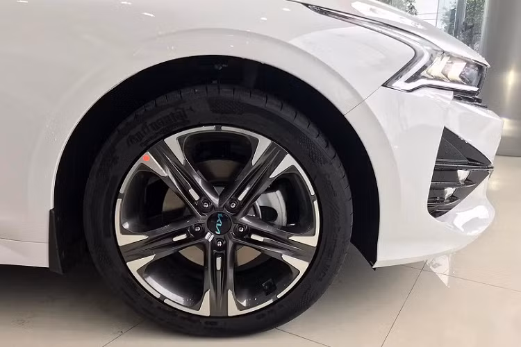 Một số tính năng trang bị nổi bật khác trên Kia K5 GT-Line 2022 bao gồm màn hình trung tâm 10,25 inch tương thích Apple CarPlay/Android Auto, hệ thống âm thanh Bose 12 loa, phanh tay điện tử, điều hòa tự động 2 vùng độc lập, cửa sổ trời toàn cảnh, đế sạc không dây, rèm che nắng,...