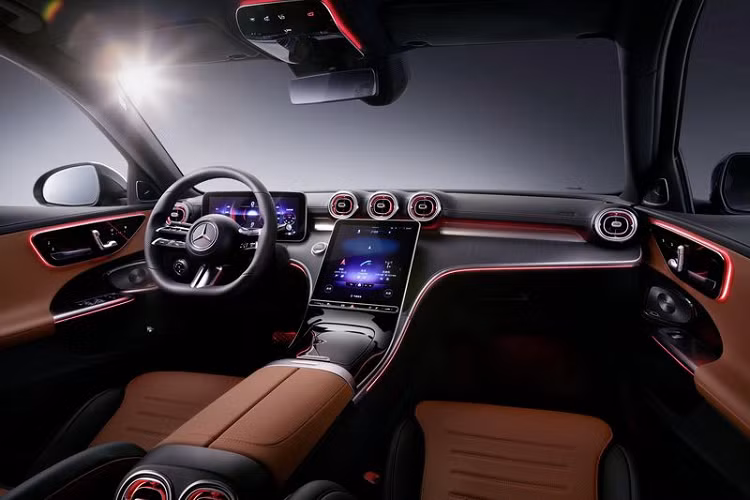 Với mẫu xe sang Mercedes-Benz C-Class L, khách hàng phía sau có thêm khá nhiều không gian duỗi chân, ngoài ra, chiếc sedan hạng sang còn được trang bị các tựa đầu đặt cao hơn, bệ tỳ tay lớn hơn với khoang chứa đồ rộng rãi hơn, thêm cổng USB...nhằm mang đến trải nghiệm thoải mái nhất cho người ngồi.