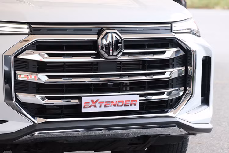 Làm so sánh kích thước so với các đối thủ, MG Extender 2021 bản cabin đôi có kích thước (DxRxC): 5.365 x 1.900 x 1.850mm. Chiều dài cơ sở: 3.155 mm. Khoảng sáng gầm xe 216 mm. Kích thước của MG Extender 2021 không hề thua kém đối thủ như Toyota Hilux (DxRxC): 5.330 x 1.855 x 1.815 mm. Chiều dài cơ sở 3.085 mm. Ford Ranger (DxRxC): 5.362 x 1.860 x 1.815 mm và chiều dài cơ sở 3.220 mm.