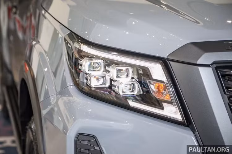 Phiên bản Navara PRO-4X sở hữu nhiều chi tiết thiết kế đẹp mắt, thể thao lấy cảm hứng từ mẫu bán tải full-size Nissan Titan. Khoảng sáng gầm xe tăng thêm 10 mm so với phiên bản tiền nhiệm, đạt 225 mm khiến cho ngoại hình của Navara PRO-4X trông cao ráo và bệ vệ hơn. Bên cạnh đó, hệ thống đèn pha LED được thiết kế mới với 4 cụm bóng giúp cải thiện khả năng chiếu sáng tới 38%.