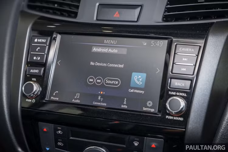 Tiến vào bên trong khoang cabin, nội thất của Navara PRO-4X không có nhiều thay đổi đáng kể. Cụm đồng hồ dạng analog kết hợp với màn hình thông tin TFT 7 inch độ phân giải cao. Vô lăng 3 chấu tích hợp các nút chức năng với logo Nissan được sơn màu đỏ làm tăng tính thể thao. Xe được trang bị màn hình thông tin giải trí 8 inch Nissan Connect hỗ trợ kết nối Apple CarPlay và Android Auto.