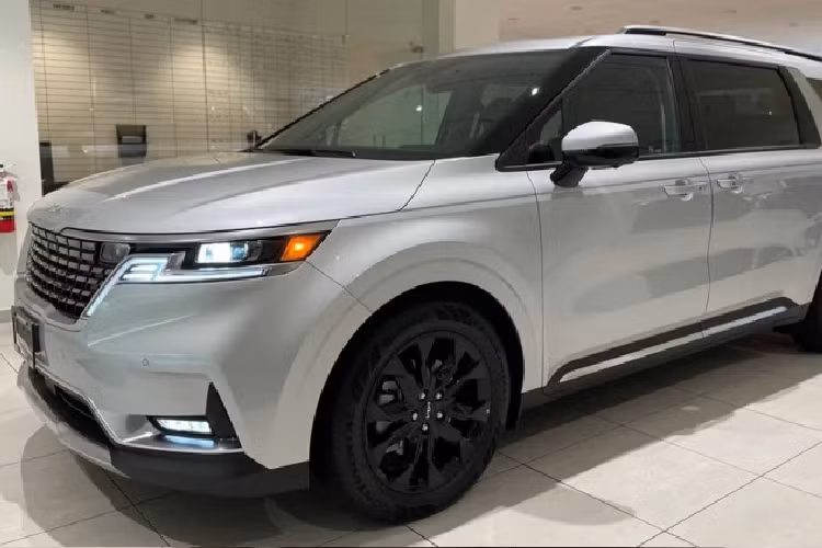 Làm so sánh, ở thị trường Thái Lan, Kia Sedona 2021 thế hệ mới, bản máy dầu 2.2L nhập Hàn có giá bán từ 1,63 – 1,87 tỷ đồng. Chính vì thế, Kia Việt Nam lắp ráp dòng Kia Sedona 2022 thế hệ mới trong nước sẽ giúp dòng MPV cỡ lớn này có lợi thế về giá bán dễ tiếp cận, bên cạnh nhiều trang bị “đồ chơi” hấp dẫn.