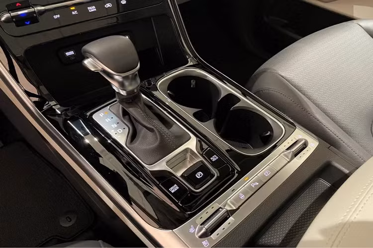 Nếu so với các mẫu MPV nhập khẩu khác như Toyota Sienna (nhập Mỹ) có giá hơn 4 tỷ đồng, thì Kia Sedona 2021 thế hệ mới có giá bán dễ tiếp cận hơn rất nhiều.