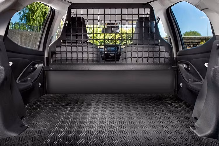 So với bản thường, Toyota Yaris ECOVan 2021 chở hàng không có gì khác biệt trong thiết kế ngoại thất. Trong khi đó, bên trong xe, mẫu xe thương mại này đã được thiết kế lại cho phù hợp. Cụ thể, Toyota Yaris ECOVan 2021 đã bị loại bỏ hàng ghế phía sau để mang đến khoang chở hàng rộng rãi hơn. Ngoài ra, hãng Toyota còn bổ sung vách ngăn dạng lưới phía sau lưng ghế trước và thảm bằng cao su cho sàn khoang chở hàng.