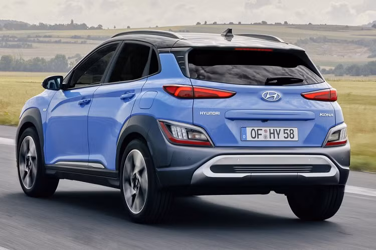 Với công nghệ van biến thiên liên tục (Continuous Variable Valve Duration), động cơ của Kona 2021 cho công suất 195 mã lực, cao hơn mẫu Kona hiện được phân phối tại Việt Nam 21 mã lực. Trong khi đó, mô-men xoắn cực đại giữ nguyên ở mức 265 Nm tại 1.800-4.500 vòng/phút. Xe vẫn dùng hộp số ly hợp kép 7 cấp và hệ dẫn động cầu trước.