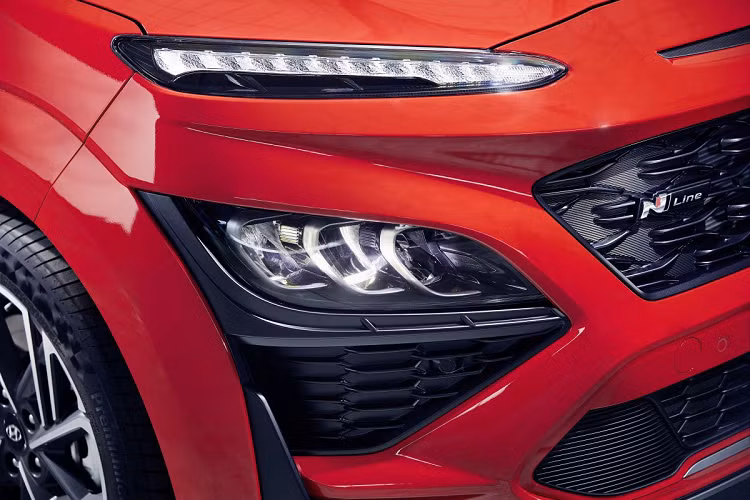 Về ngoại thất, riêng phiên bản Kona N Line 2021 sẽ có bộ bodykit thể thao hơn, với lưới tản nhiệt họa tiết tổ ong, hốc gió lớn, líp trước màu bạc và 3 khe gió giả nằm bên trên mặt ca-lăng.