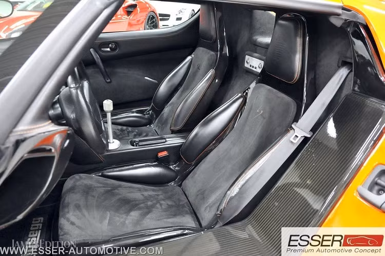 Chiếc siêu xe Koenigsegg CCR này sở hữu màu sơn cam và được cho là dành cho thị trường Đức, xe được sản xuất vào năm 2005 và đã lăn bánh được quãng đường dài 16.466 miles, hay 26.500 km. Được biết, chiếc siêu xe Koenigsegg CCR này cũng chính là chiếc xe Koenigsegg thứ 19 được sản xuất, xe mang số khung 7019.