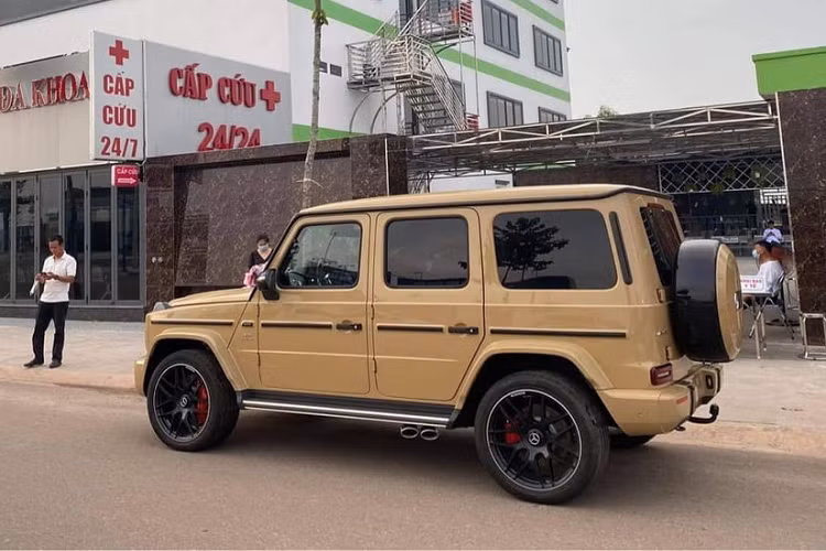 Sức mạnh được truyền tới cả 4 bánh thông qua hộp số tự động AMG Speedshift Plus 9 cấp, nhờ đó, chiếc SUV hạng sang Mercedes-AMG G63 2021 của doanh nhân Bình Phước có thể tăng tốc từ vị trí xuất phát lên 100 km/h trong thời gian 4,5 giây trước khi đạt vận tốc tối đa 220 km/h.
