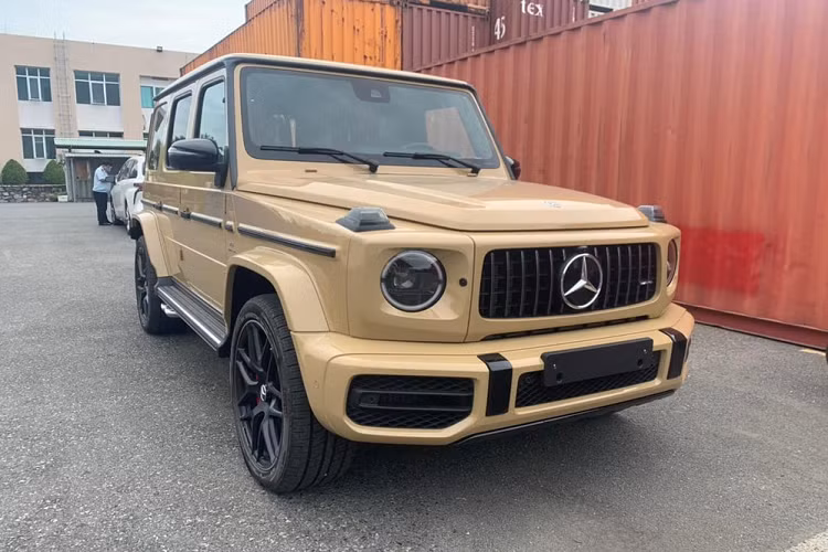 Bộ áo trên chiếc xe SUV địa hình hạng sang này có giá hơn 150 triệu đồng tại nước ngoài. Còn mức giá xe Mercedes-AMG G63 2021 chính hãng tại thị trường Việt Nam hiện khoảng hơn 10 tỷ đồng.