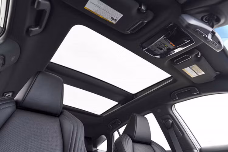 Bước vào bên trong Toyota Venza 2022 dành cho Trung Quốc, chúng ta sẽ bắt gặp không gian nội thất bọc da 1 màu hoặc phối 2 màu. Ngoài ra, nội thất còn có một số chi tiết ốp gỗ, tạo cảm giác sang trọng cho mẫu SUV cỡ trung này.