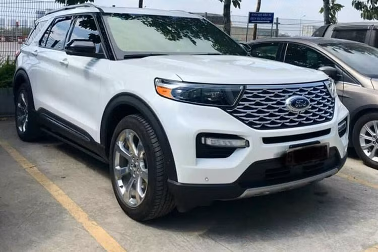 Theo tư vấn bán hàng, Ford Explorer 2022 sẽ ra mắt trong đầu năm sau (đó là lý do tại Việt Nam xe được bán ra dưới hình là thức là model 2022), giá xe Ford Explorer 2022 dự kiến từ 2,26 tỷ đồng với duy nhất một phiên bản Limited như đời cũ.