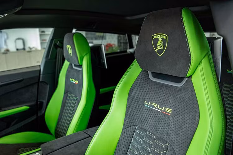 Do trung tâm thiết kế Centro Stile của hãng Lamborghini tạo ra, Pearl Capsule là gói độ chính hãng đầu tiên dành cho dòng siêu xe Urus. Gói này cho phép khách hàng sơn chiếc Lamborghini Urus 2021 của mình với những màu sơn ngoại thất như vàng Giallo Inti, cam Arancio Borealis hoặc xanh cốm Verde Mantis như chiếc xe Lamborghini Urus Pearl Capsule mới về Campuchia.