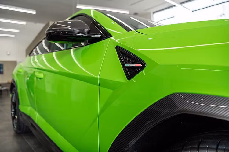 Ước tính các đại gia ở Campuchia đã ùng hộ hơn 80 chiếc Urus cho hãng xe Lamborghini, chưa dừng lại đó, mới đây, đại lý Lamborghini Cambodia chính hãng đã giới thiệu với các đại gia ở Campuchia chiếc siêu SUV Lamborghini Urus đời 2021 với gói độ chính hãng mang tên Pearl Capsule đầu tiên về đây.
