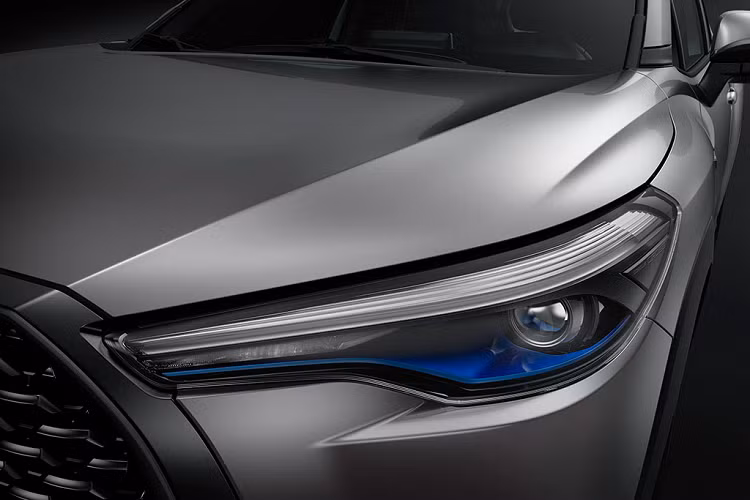 Ngoài ra, mẫu Crossover của Toyota tại Malaysia còn được nâng cấp đèn pha LED tiêu chuẩn, giá nóc mới và cổng sạc USB-C thay tế cho cổng sạc USB-A trước đây. Phiên bản lắp ráp tại Malaysia cũng được nâng cấp kính chắn gió và nắp capo cách âm nhằm chặn tối đa tiếng ồn từ động cơ vọng vào khoang hành khách.