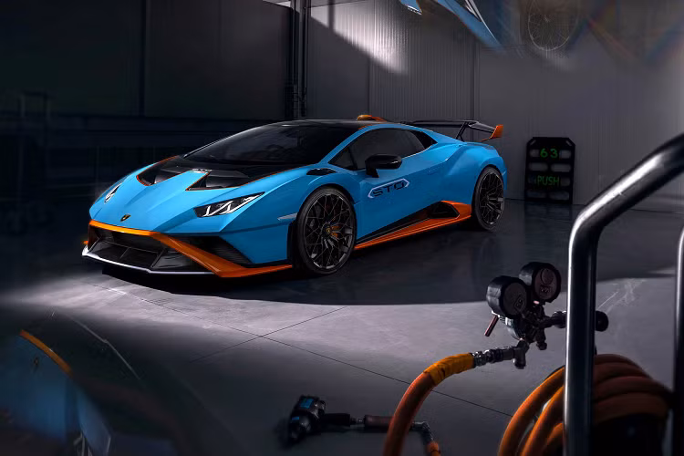 Sức mạnh của siêu xe Lamborghini Huracan STO vẫn đến từ khối động cơ V10, dung tích 5.2 lít, mang đến công suất tối đa 640 mã lực và mô-men xoắn cực đại 565 Nm tương tự như phiên bản Huracan EVO nhưng trải nghiệm lái, hệ thống treo được phát triển theo các mẫu xe đua. Huracan STO tăng tốc từ vị trí xuất phát lên 100 km/h chỉ trong thời gian 3 giây, trước khi đạt độ tối đa là 310 km/h. 