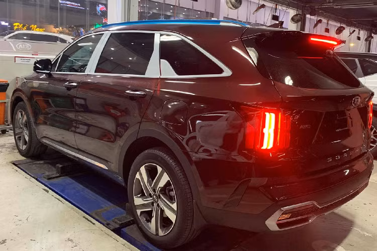 Khi tìm hiểu qua bảng màu trên hình ảnh catalogue của Kia Sorento 2021 lúc mẫu xe này ra mắt. Hình ảnh Kia Serento 2021 màu đỏ (Sunset Red) trông sáng hơn và không sậm màu giống màu đỏ mận như xe khách hàng này nhận được. Cũng phải nói lại, vì Kia Sorento 2021 là một mẫu xe mới, không có sẵn xe trưng bày, nên khách hàng đã không có dịp xem qua màu xe thực tế tại showroom.