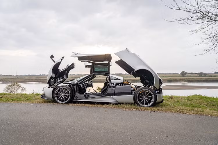 Vào năm 2016, chiếc hypercar này đã được chủ sở hữu bổ sung thêm gói trang bị Pacchetto Tempesta trị giá 160.000 Euro (khoảng 4,14 tỷ đồng) bao gồm lip gió trước, bộ khuếch tán phía sau, bộ mâm nhôm rèn 20 inch phía trước và 21 inch phía sau, giảm xóc Ohlins cùng ống xả titan mới.