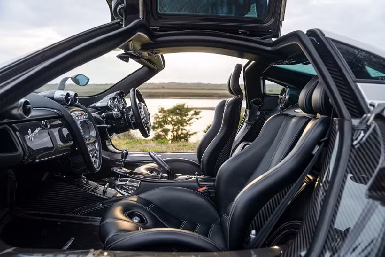 Theo mô tả của đơn vị rao bán Collecting Cars, chiếc Pagani Huayra độ Pacchetto Tempesta này chỉ bị xây xát một chút ở phần đầu xe và vừa trải qua dịch vụ bảo dưỡng vào tháng 1/2019 với dầu động cơ cùng bộ lọc gió được thay mới.