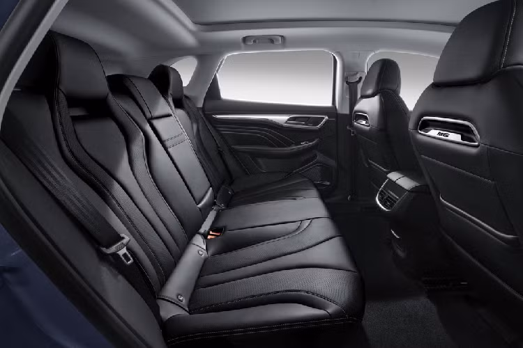 Dù thuộc phân khúc SUV cỡ C nhưng MG Marvel R Electric có kích thước khá lớn với chiều dài 4.674 mm, rộng 1.919 mm, cao 1.618 mm và chiều dài cơ sở 2.800 mm. So với người anh em MG HS, mẫu ô tô này dài hơn 100 mm, rộng hơn 43 mm, thấp hơn 67 mm và chiều dài cơ sở nhỉnh hơn 80 mm.